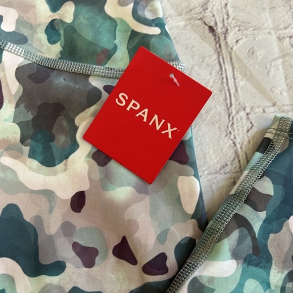 NWT Spanx Printed Camo Pink Multi Booty Boost 7/8 Leggings - Picture 4 of 7